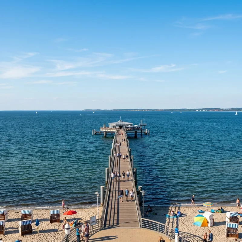 Die 398 Meter lange Seebrücke von Grömitz ragt in die Ostsee